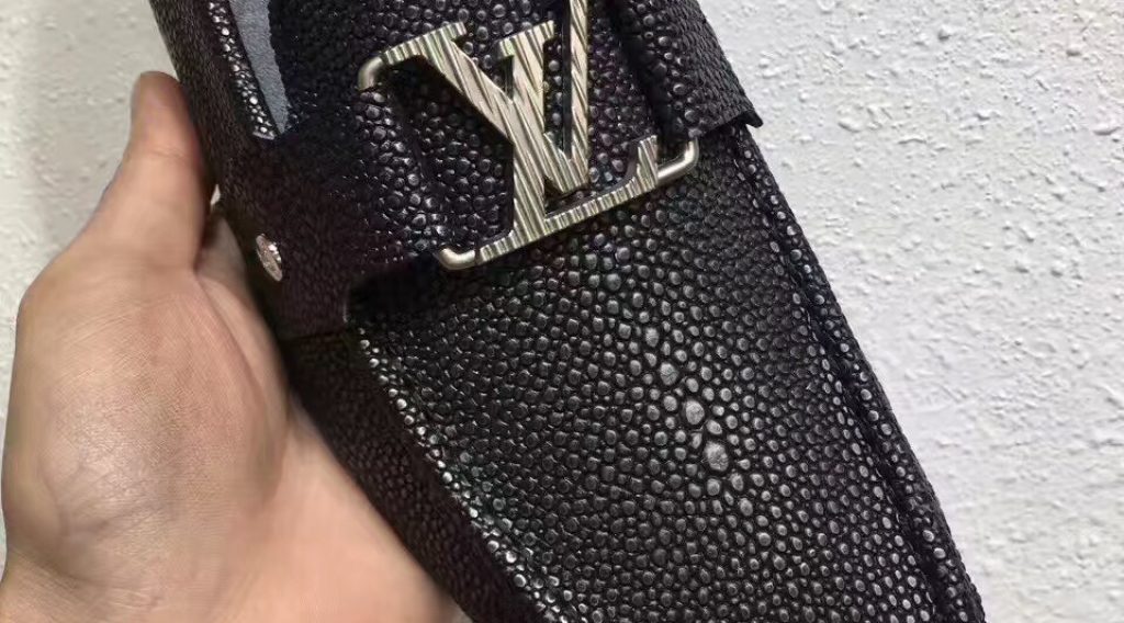 giay luoi nam lv sieu cap gnlv0039 8 1024x568 - Gi&agrave;y Lười Nam Louis Vuitton Si&ecirc;u Cấp GNLV0039