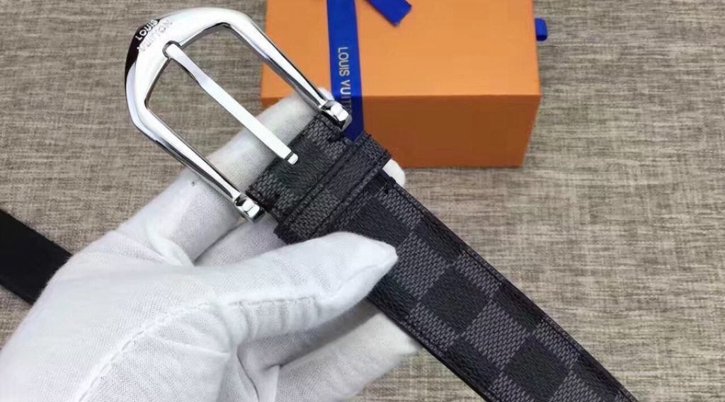 thắt lung nam lv siêu cấp that lung nam lv sieu cap tlnlv0035 1024x568 - Thắt Lưng Nam Louis Vuitton Siêu Cấp TLNLV0035