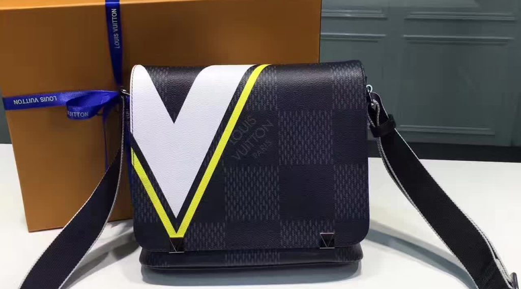 tui xach Louis Vuitton Damier cobalt district mm N44004 txlv014 1024x568 - T&uacute;i X&aacute;ch Nam Louis Vuitton TXNLV0034