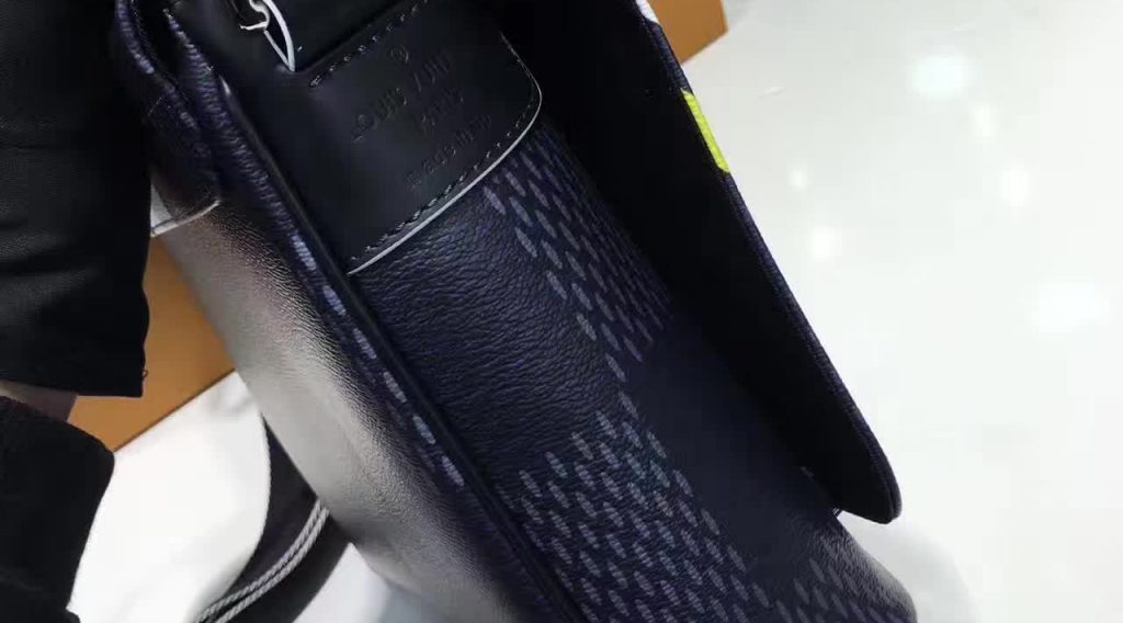 tui xach Louis Vuitton Damier cobalt district mm N44004 txlv0142 1024x568 - T&uacute;i X&aacute;ch Nam Louis Vuitton TXNLV0034