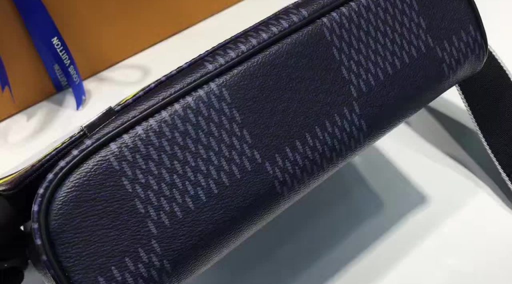 tui xach Louis Vuitton Damier cobalt district mm N44004 txlv0143 1024x568 - T&uacute;i X&aacute;ch Nam Louis Vuitton TXNLV0034