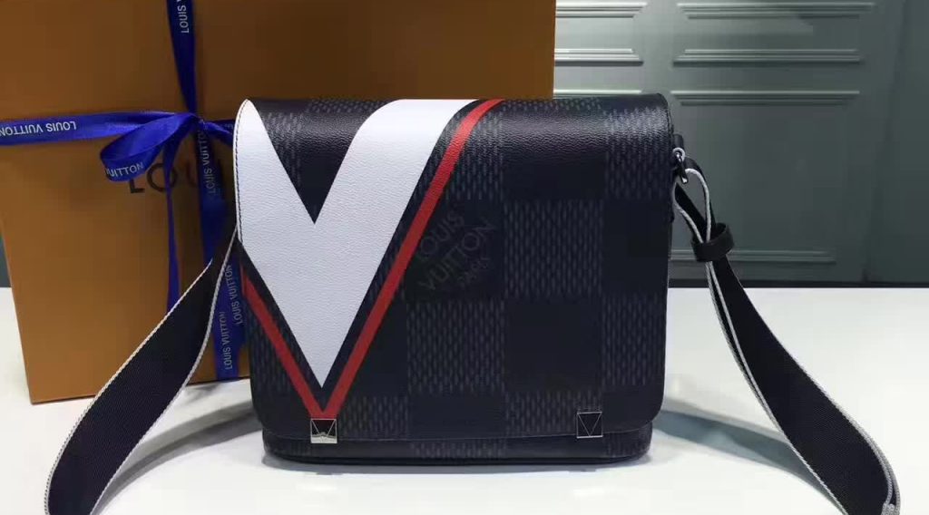 tui xach Louis Vuitton Damier cobalt district mm N44004 txlv0146 1024x568 - T&uacute;i X&aacute;ch Nam Louis Vuitton TXNLV0034