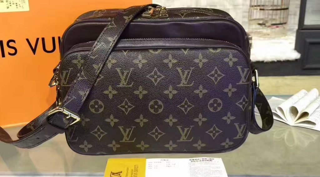 tui xach Louis Vuitton Monogram Canvas nil pm M95607 txlv0344 1024x568 - T&uacute;i X&aacute;ch Nam Louis Vuitton Si&ecirc;u Cấp TXNLV0036