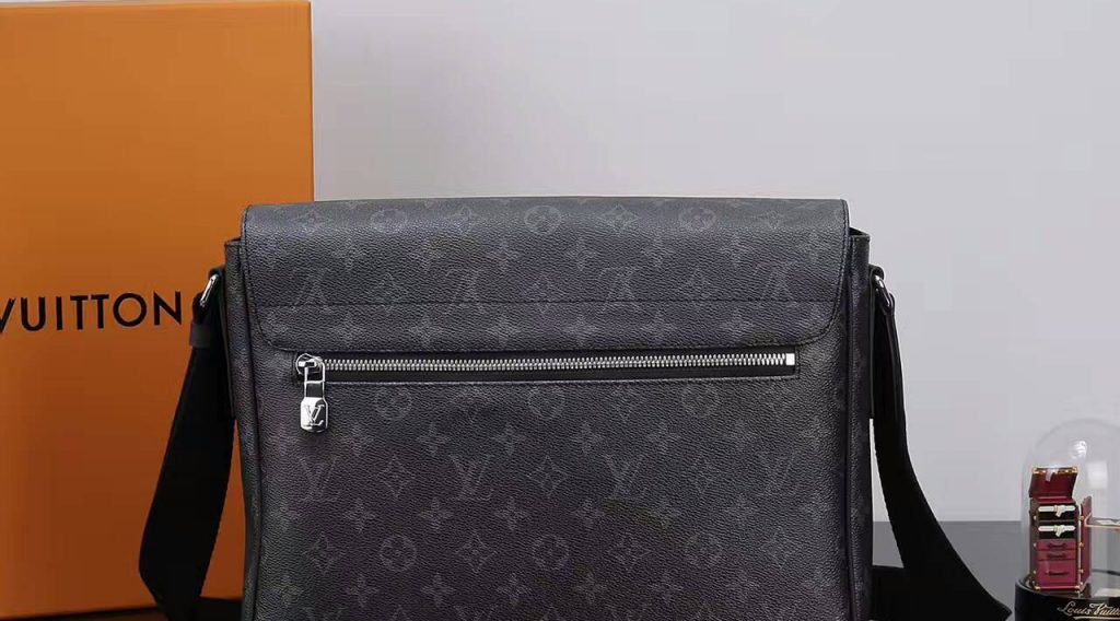 tui xach Louis Vuitton Monogram messenger PM explorer M44001 txlv0331 1024x568 - T&uacute;i X&aacute;ch Nam Louis Vuitton TXNLV0035