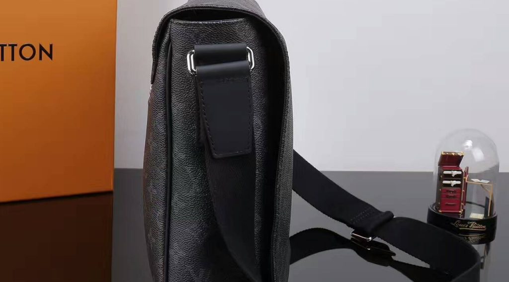 tui xach Louis Vuitton Monogram messenger PM explorer M44001 txlv0332 1024x568 - T&uacute;i X&aacute;ch Nam Louis Vuitton TXNLV0035