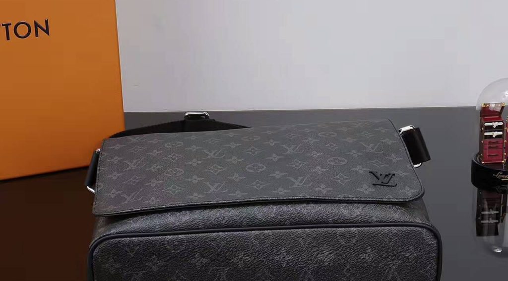tui xach Louis Vuitton Monogram messenger PM explorer M44001 txlv0333 1024x568 - T&uacute;i X&aacute;ch Nam Louis Vuitton TXNLV0035