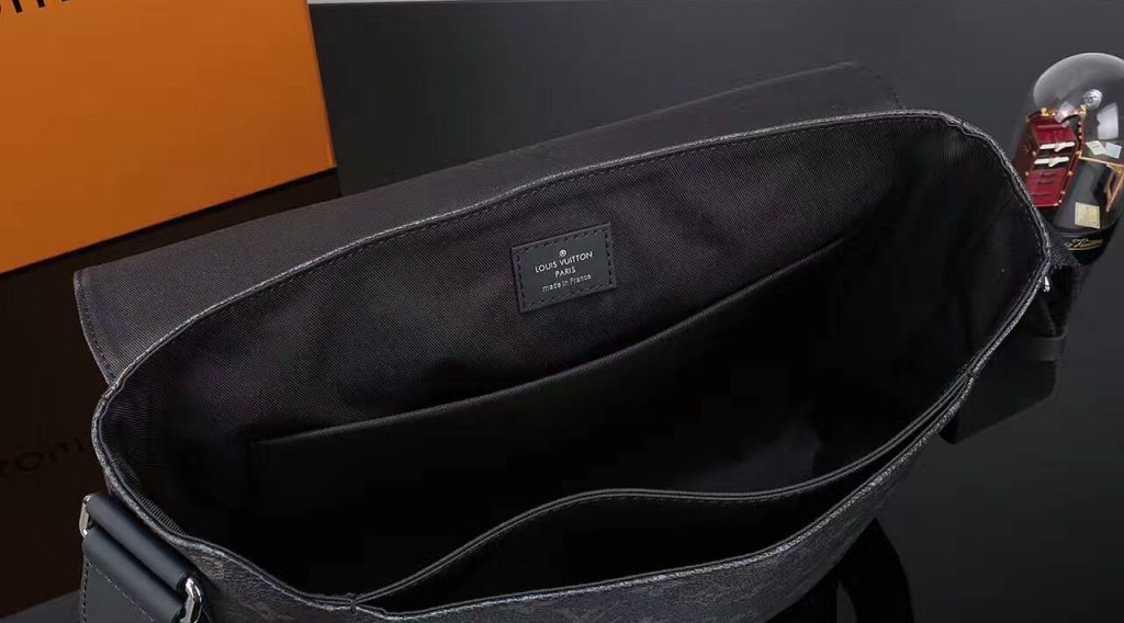 tui xach Louis Vuitton Monogram messenger PM explorer M44001 txlv0334 1024x568 - T&uacute;i X&aacute;ch Nam Louis Vuitton TXNLV0035