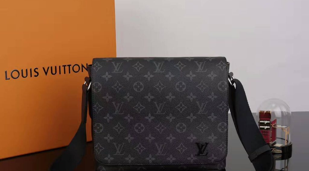 tui xach Louis Vuitton Monogram messenger PM explorer M44001 txlv0336 1024x568 - T&uacute;i X&aacute;ch Nam Louis Vuitton TXNLV0035