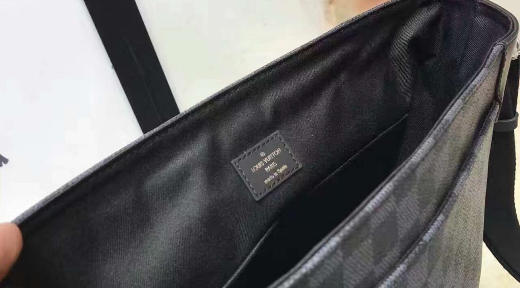 tui xach Louis vuitton damier graphite district Pm N41030 txlv1145 1024x568 - T&uacute;i X&aacute;ch Nam Louis Vuitton Si&ecirc;u Cấp TXNLV0043