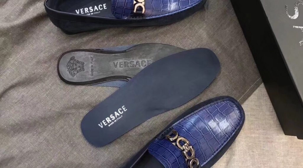 z1059382388053 5ac472534fca32640eaf944ff971594e 1024x568 - Gi&agrave;y Nam Versace Si&ecirc;u Cấp- GNVS0013