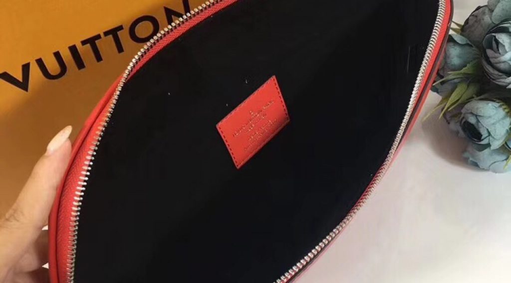 z1062456316063 dde7bf63513a8e1d46ecc2efe06faa13 1024x568 - T&uacute;i X&aacute;ch Nam Louis Vuitton Si&ecirc;u Cấp TXNLV0064