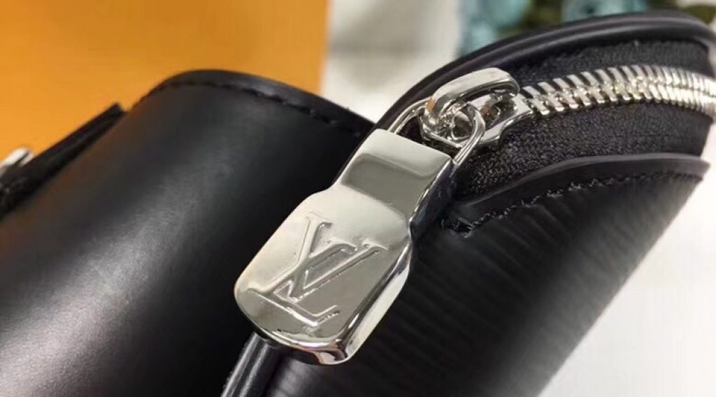 z1062456322093 a441998055651a92d53778f4d451f2b3 1024x568 - T&uacute;i X&aacute;ch Nam Louis Vuitton Si&ecirc;u Cấp TXNLV0063
