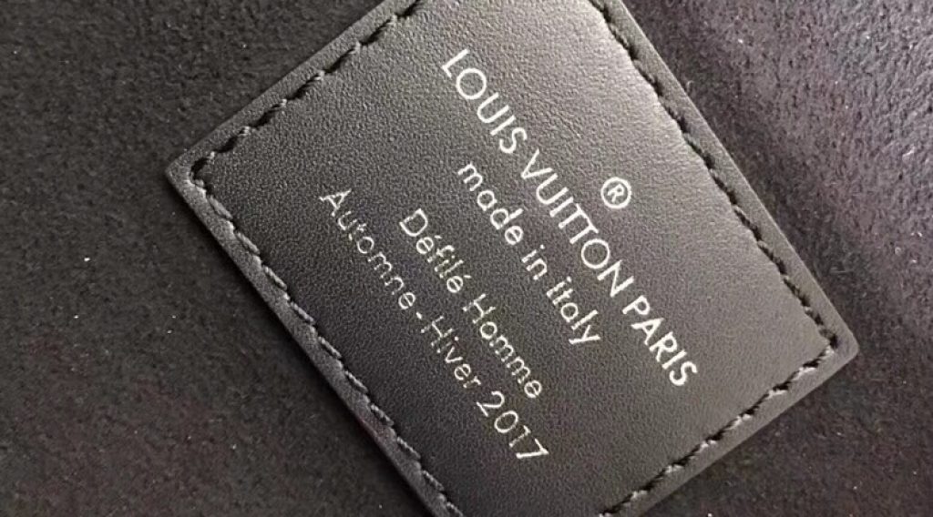 z1062456327571 66ebdd291ecb8fe3119540becfbee843 1024x568 - T&uacute;i X&aacute;ch Nam Louis Vuitton Si&ecirc;u Cấp TXNLV0063