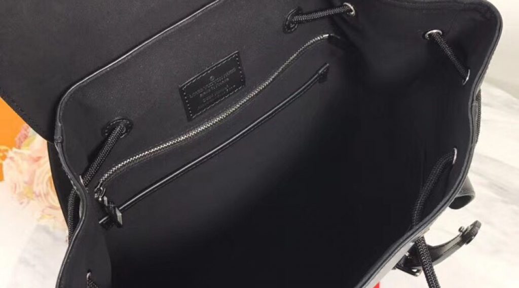 z1068532800940 a807b8d1b14f61222609adf2c67886c9 1024x568 - T&uacute;i X&aacute;ch Nam Louis Vuitton Si&ecirc;u Cấp TXNLV0073