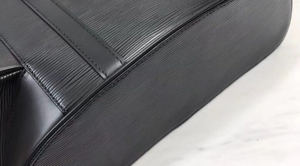 z1068532819521 4b2725a067878a701a00fece74cd7824 1024x568 - T&uacute;i X&aacute;ch Nam Louis Vuitton Si&ecirc;u Cấp TXNLV0073