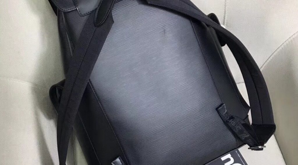 z1068532850147 2ae58df71951f8de29582e87037008d9 1024x568 - T&uacute;i X&aacute;ch Nam Louis Vuitton Si&ecirc;u Cấp TXNLV0071