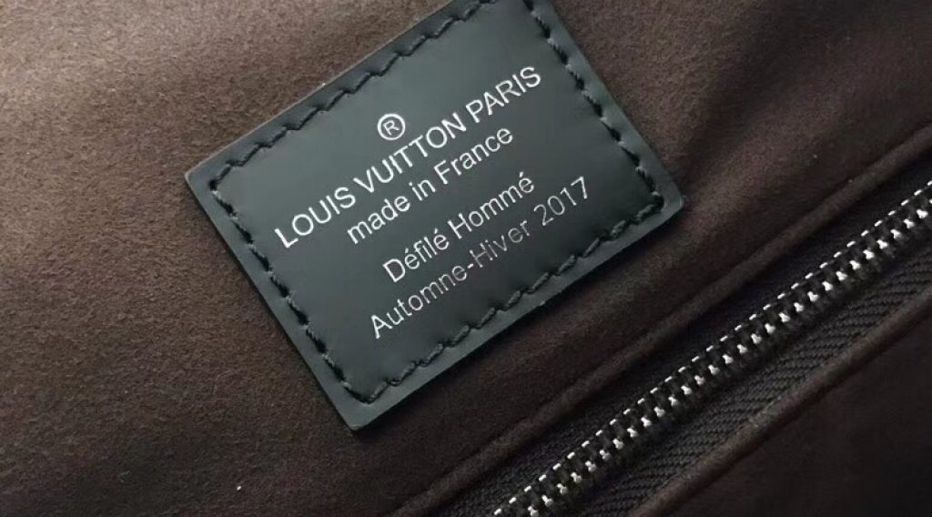 z1068532877511 bdaf6bedeb2e539742ff4161ba3afcf7 1024x568 - T&uacute;i X&aacute;ch Nam Louis Vuitton Si&ecirc;u Cấp TXNLV0067