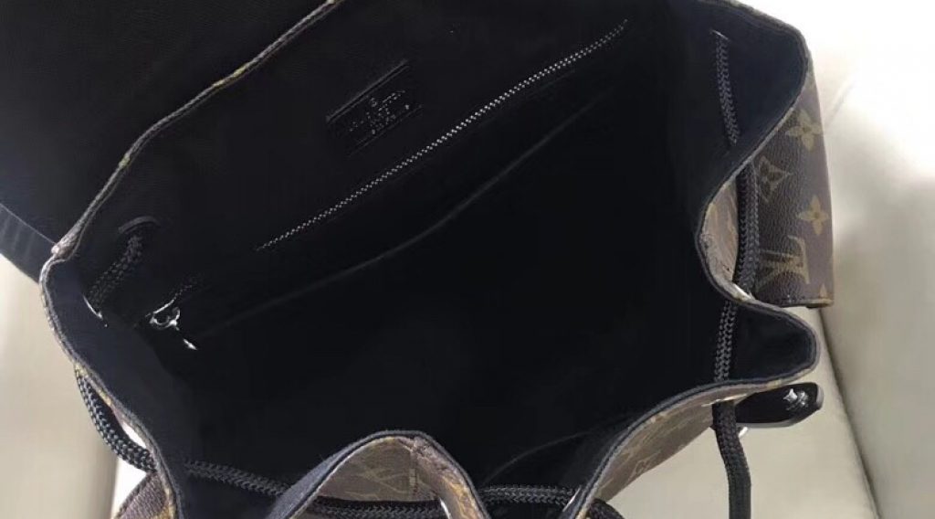 z1068533430670 cbd7cabc68aa79cd56f030241f697f84 1024x568 - T&uacute;i X&aacute;ch Nam Louis Vuitton Si&ecirc;u Cấp TXNLV0066
