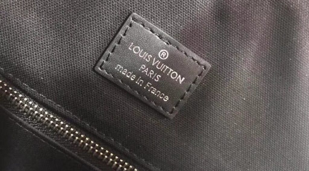 z1068533451002 e82122cfd3d169baeedfb4c7f09c307a 1024x568 - T&uacute;i X&aacute;ch Nam Louis Vuitton Si&ecirc;u Cấp TXNLV0065