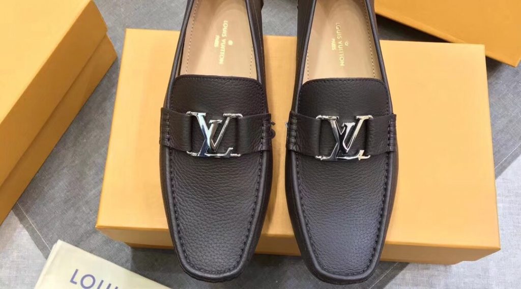 z1059381500654 0ae5b17fb2505ddf1eed8a0259579696 1024x568 - Gi&agrave;y nam Louis Vuitton si&ecirc;u cấp VIP - GNLV0171