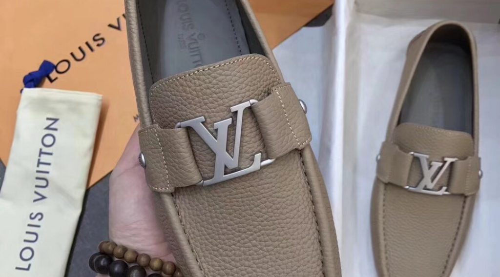 z1059381527261 762a656a53a390ee22fe50896a5c8626 1024x568 - Gi&agrave;y nam Louis Vuitton si&ecirc;u cấp VIP - GNLV0168