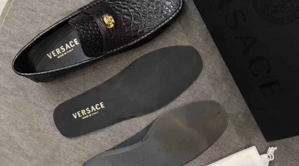 z1059382323467 bc0ea5a67a958c5566abfe45bf873981 1024x568 - Gi&agrave;y nam Versace si&ecirc;u cấp VIP - GNVS0017