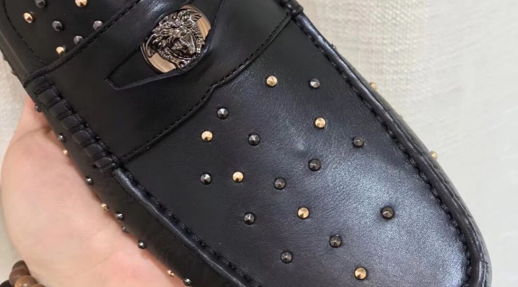 z1059382372484 27a63ecbe3314a99e54458a2326e2229 1024x568 - Gi&agrave;y Nam Versace Si&ecirc;u Cấp- GNVS0015