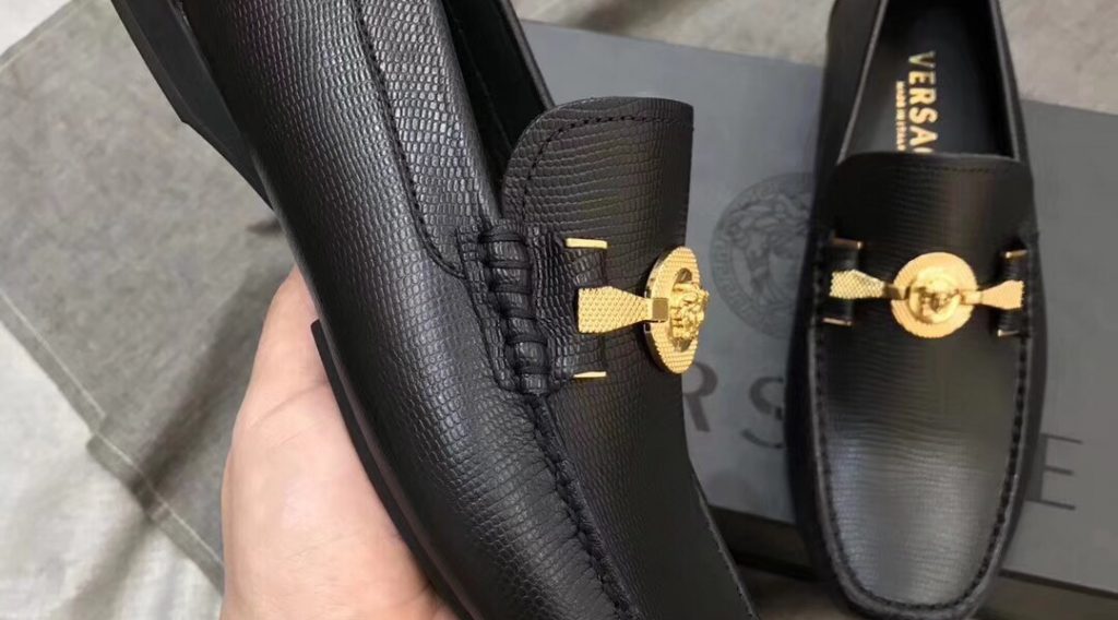 z1059382378809 3f85bc1c33e38af0e62f8ccf0b72592a 1024x568 - Gi&agrave;y Nam Versace Si&ecirc;u Cấp- GNVS0014