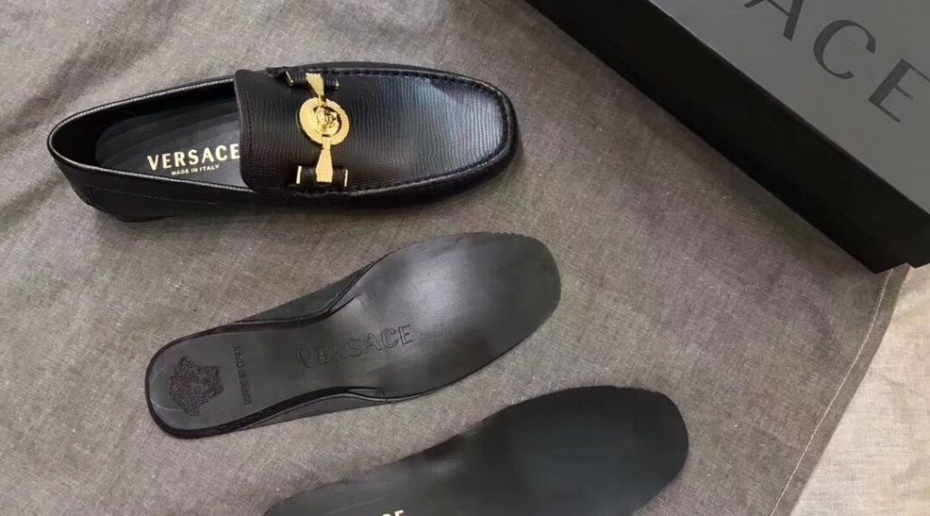 z1059382389722 40623e20bbc707ea30c39bd5b453a89c 1024x568 - Gi&agrave;y Nam Versace Si&ecirc;u Cấp- GNVS0014