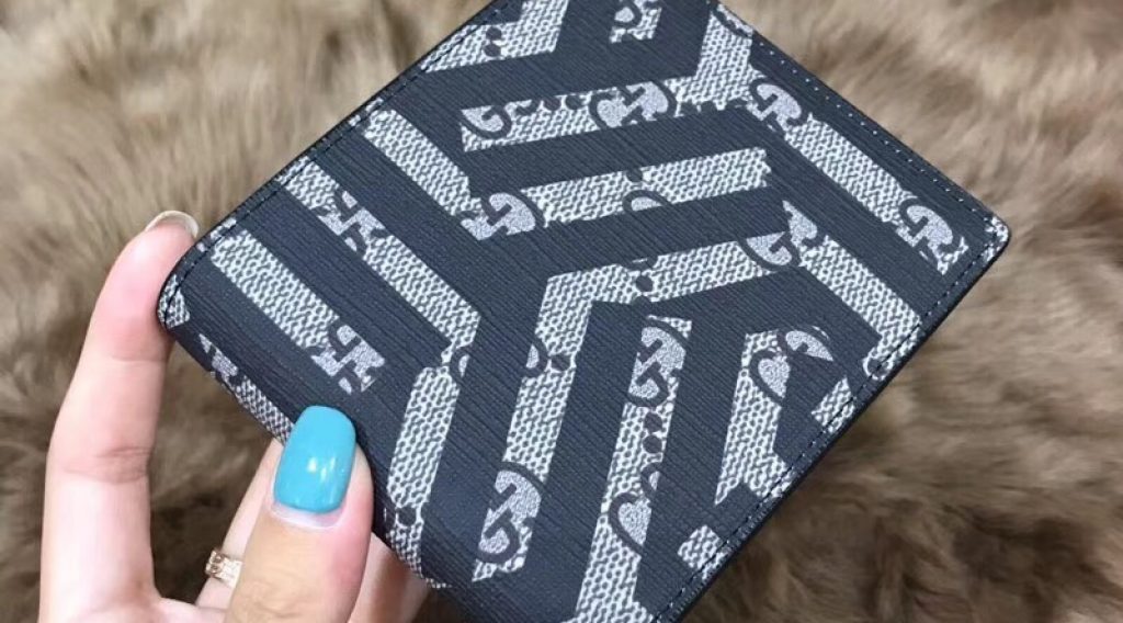z1137047651079 0a3751dd2d71a91aa0544e81a1da9bb6 1024x568 - V&iacute; nam Gucci si&ecirc;u cấp &ndash; VNGC0009