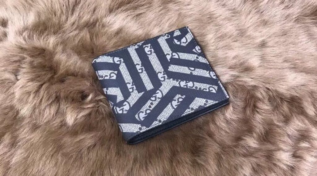 z1137047659412 4da3c189a44ae0dcb81d367c78bff946 1024x568 - V&iacute; nam Gucci si&ecirc;u cấp &ndash; VNGC0009