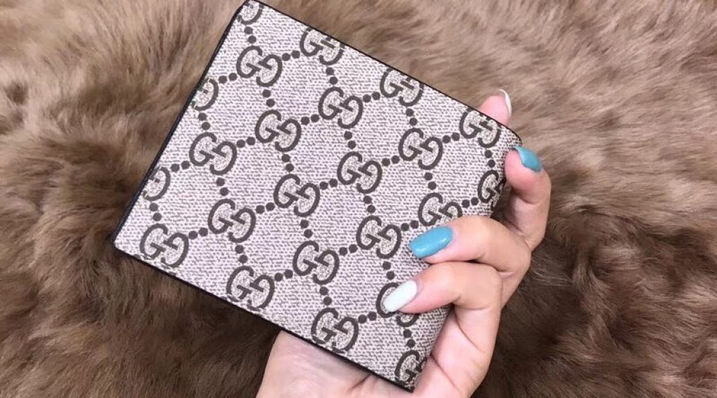 z1137047683631 21fbdb8397228eb4ae0377b18b5bbb0a 1024x568 - V&iacute; nam Gucci si&ecirc;u cấp &ndash; VNGC0007