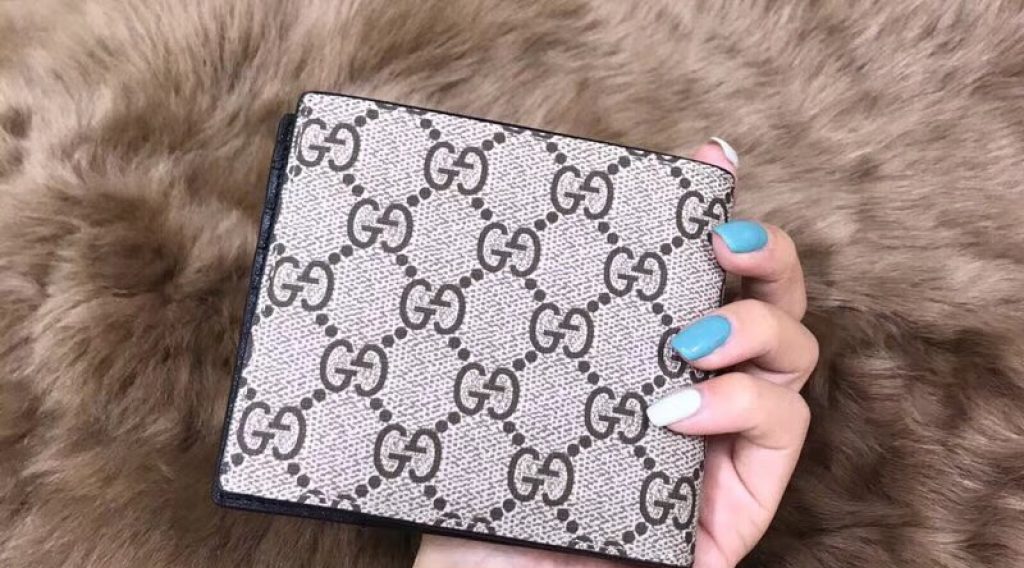 z1137047699192 7d7ea740d30c0f449724ea0b178bdd07 1024x568 - V&iacute; nam Gucci si&ecirc;u cấp &ndash; VNGC0006