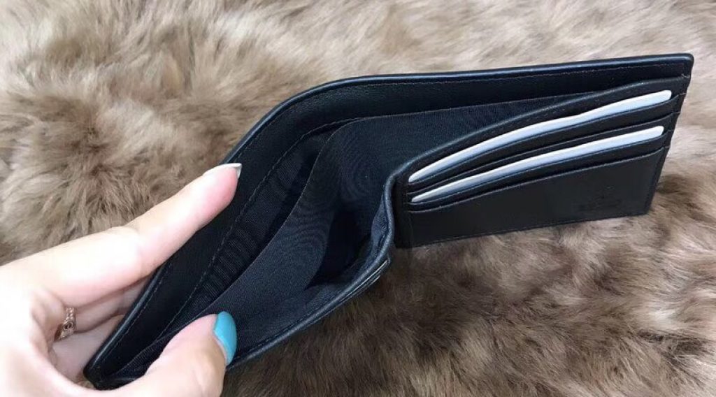 z1137048553516 12c301ed20d469c24480b55b8fd74027 1024x568 - V&iacute; nam Gucci si&ecirc;u cấp &ndash; VNGC0004