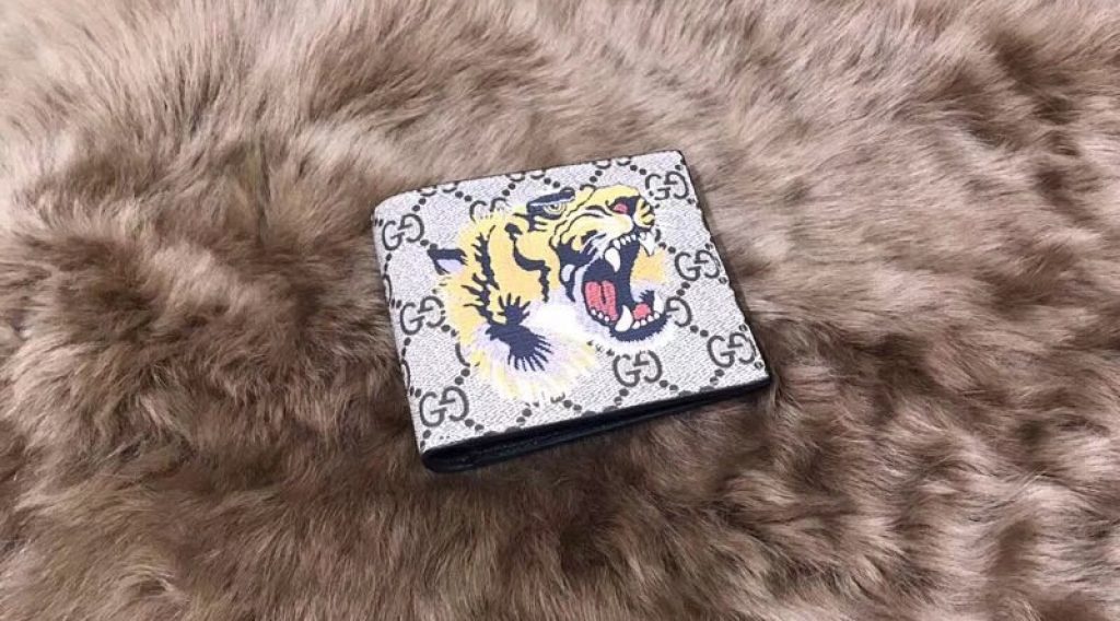 z1137048554257 f3766239833c21fdc2dfbf4f2996f4df 1024x568 - V&iacute; nam Gucci si&ecirc;u cấp &ndash; VNGC0005