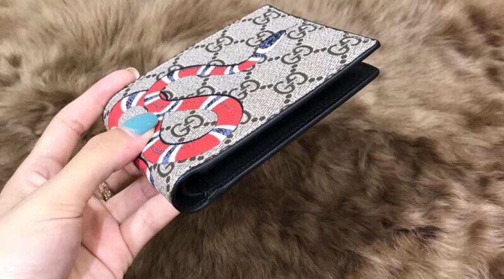 z1137048560573 c6da7f7569a897288e733f5beff15f24 1024x568 - V&iacute; nam Gucci si&ecirc;u cấp &ndash; VNGC0002