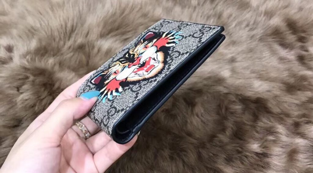 z1137048572264 e9c3ae80d5a093ab96f7a2d147fa3be5 1024x568 - V&iacute; nam Gucci si&ecirc;u cấp - VNGC0001