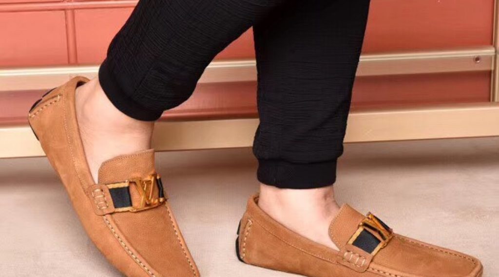 z1187019699968 5d9775f76bfb05b2440a1e01ea1ded81 1024x568 - Gi&agrave;y nam Louis Vuitton si&ecirc;u cấp VIP &ndash; GNLV0207