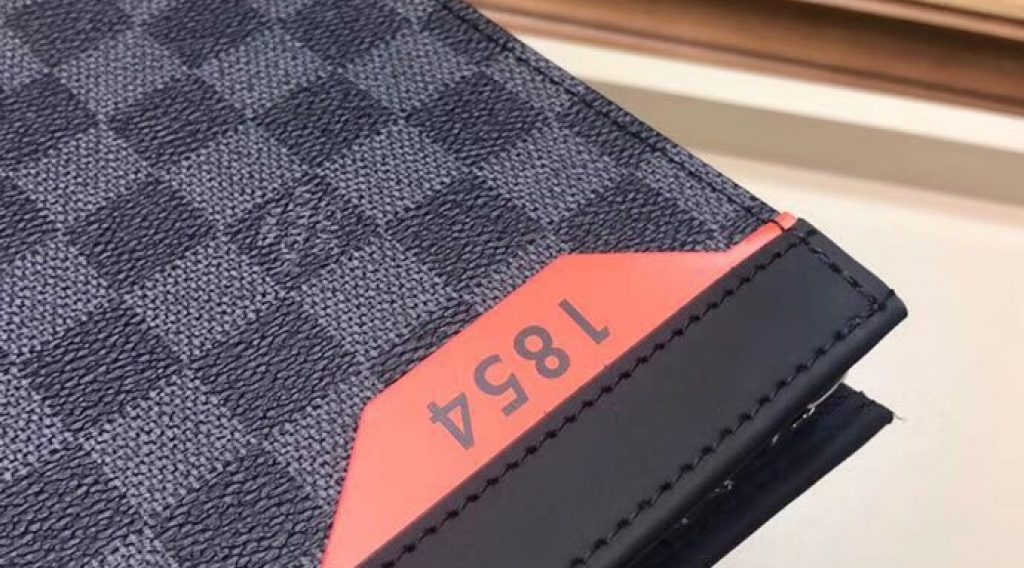 z1193192374465 7323b325af68b7e780a42053b211aff7 1024x568 - V&iacute; nam Louis Vuitton si&ecirc;u cấp &ndash; VNLV0065
