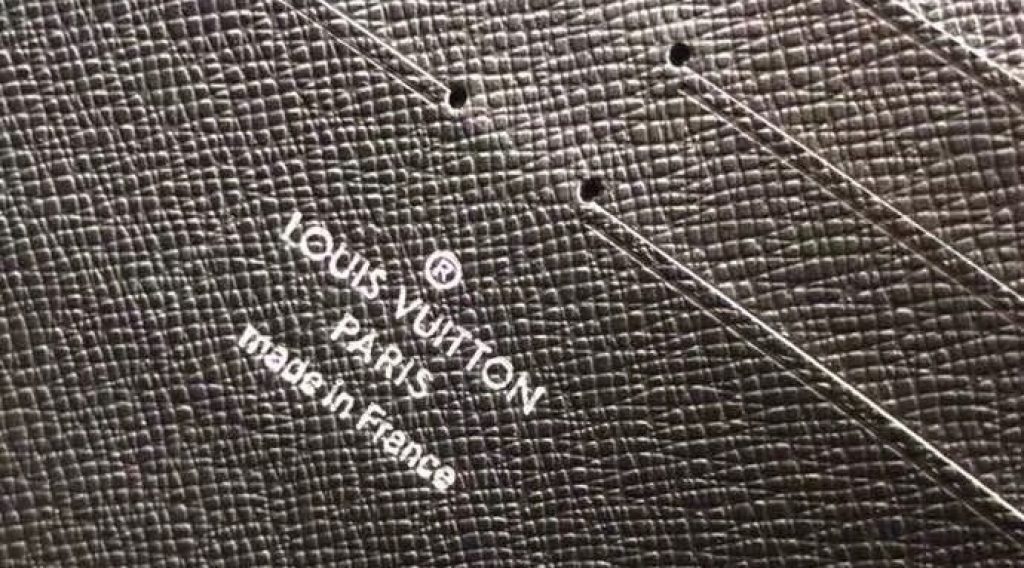 z1193192374615 6b853a03fa68375dce0d44bd234adcfc 1024x568 - V&iacute; nam Louis Vuitton si&ecirc;u cấp &ndash; VNLV0065