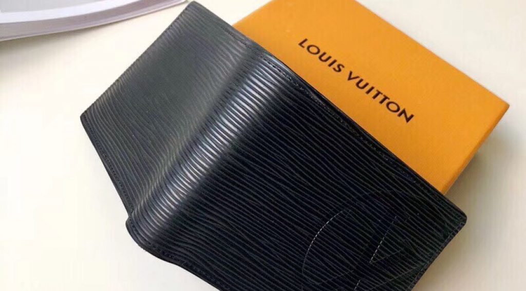 z1193194939849 22da4bd3e72a2d9100c6d722d4665389 1024x568 - V&iacute; nam Louis Vuitton si&ecirc;u cấp &ndash; VNLV0059