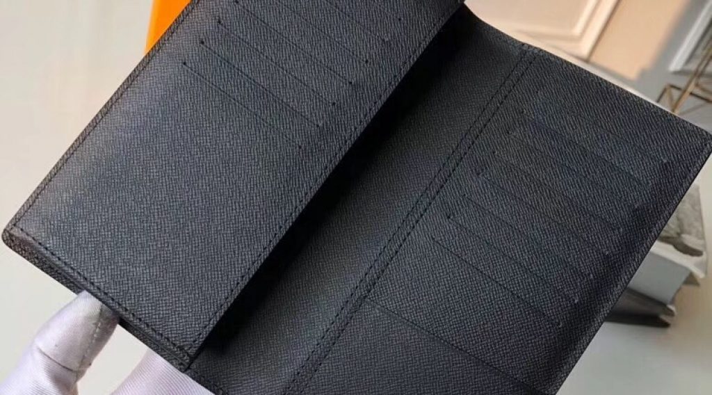 z1193194967041 556a0ec1d149549c11131bf1fbb45b21 1024x568 - V&iacute; nam Louis Vuitton si&ecirc;u cấp &ndash; VNLV0057