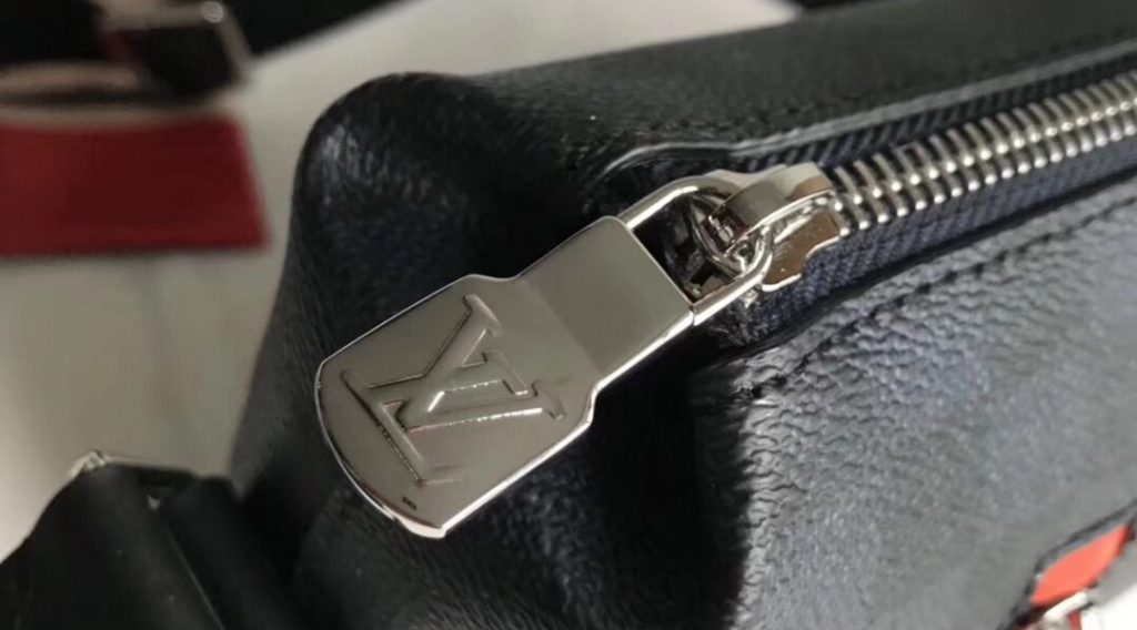 z1207792055602 c092a57dde7da77ba6b58c2703d624ae 1024x568 - T&uacute;i X&aacute;ch Nam Louis Vuitton Si&ecirc;u Cấp TXNLV0076