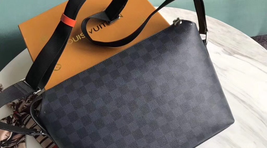 z1207792065442 70ab66ca303cee3d9831ea771fbaeeb3 1024x568 - T&uacute;i X&aacute;ch Nam Louis Vuitton Si&ecirc;u Cấp TXNLV0076