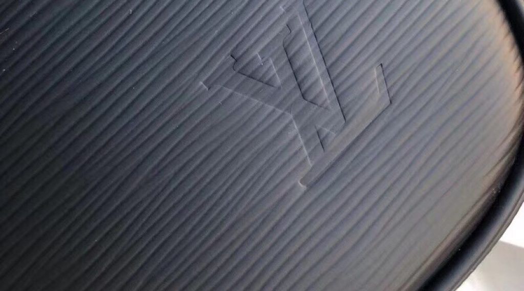 z1207797052608 78174d2fbfd08af3494ffbfbc6701226 1024x568 - T&uacute;i X&aacute;ch Nam Louis Vuitton Si&ecirc;u Cấp TXNLV0074