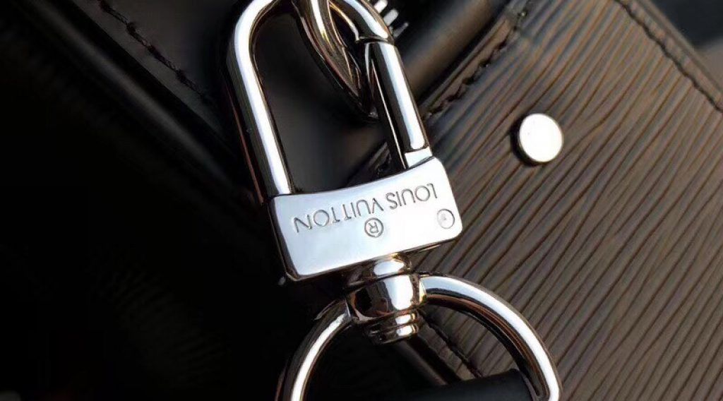 z1207797055508 47e935d957c751a3d28a8bb934821615 1024x568 - T&uacute;i X&aacute;ch Nam Louis Vuitton Si&ecirc;u Cấp TXNLV0074