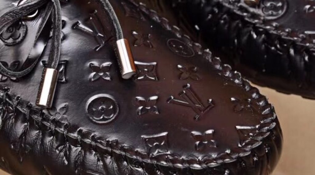 z1187000142795 838680629322d6861ad19ac27184cb45 1024x568 - Gi&agrave;y nam Louis Vuitton si&ecirc;u cấp VIP &ndash; GNLV0220