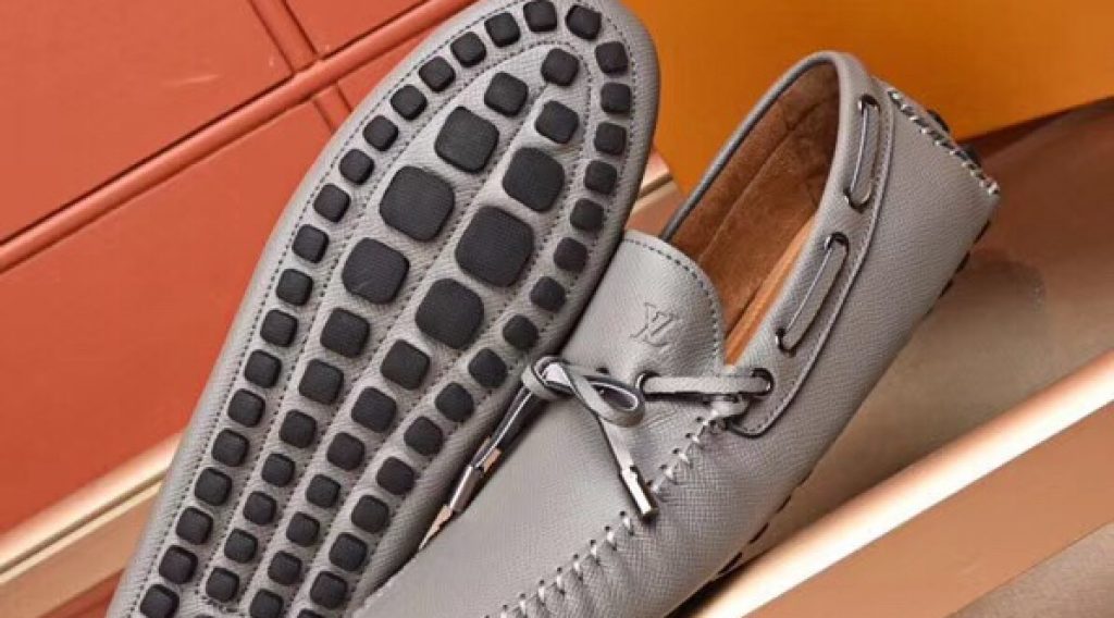 z1187000145760 e75fc800f2f8dad2d52e383fac303956 1024x568 - Gi&agrave;y nam Louis Vuitton si&ecirc;u cấp VIP &ndash; GNLV0219