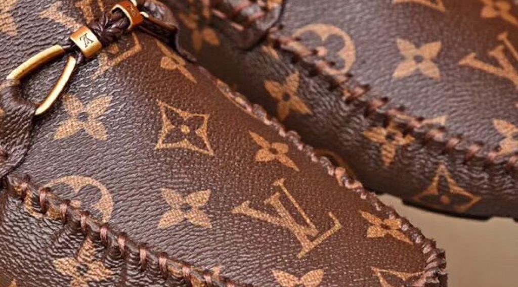 z1187010738600 8c5fb45744592fc52d3455653bc526f2 1024x568 - Gi&agrave;y nam Louis Vuitton si&ecirc;u cấp VIP &ndash; GNLV0210