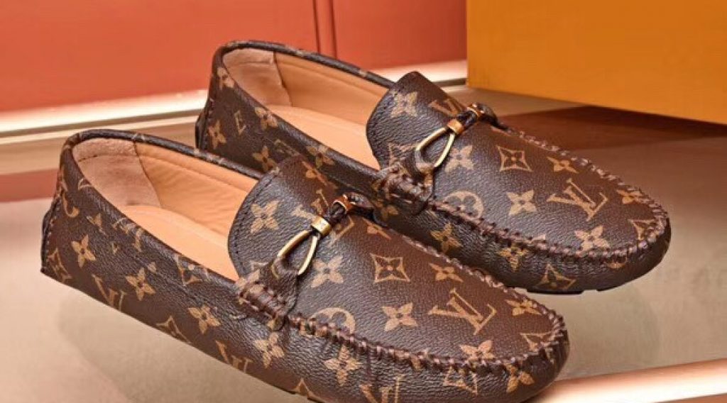z1187010743399 d49628d19b1064e37290279c60fe7b00 1024x568 - Gi&agrave;y nam Louis Vuitton si&ecirc;u cấp VIP &ndash; GNLV0210